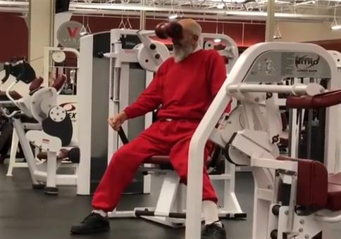 Opa trainiert mit Köpfchen