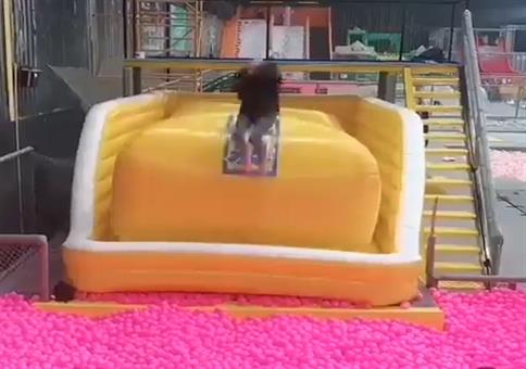 Der Sprung ins Bällebad