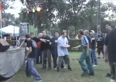 Stagedive mit wenig Publikum