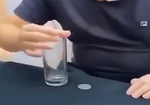 Erklärt: Der Trick mit der Münze und dem Glas