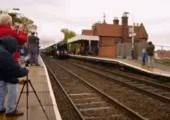 Aufgepasst: Zug fährt durch!
