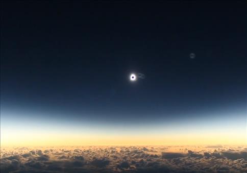 Sonnenfinsternis vom Flugzeug aus beobachten