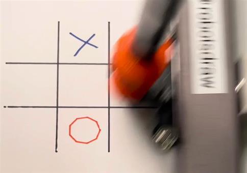 Gegen diesen Roboter gewinnst du NIE im Tic-Tac-Toe
