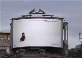 Klevere Werbung in der Nähe eines Flughafens