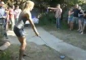 Heißes Girl zeigt uns einen Golftrick