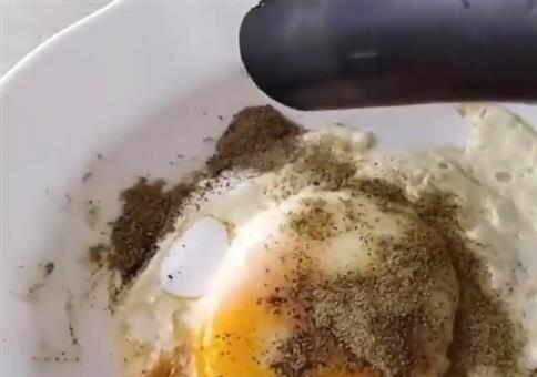 Den Pfeffer vom Spiegelei saugen
