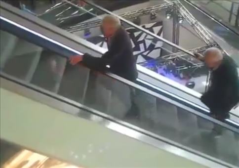 Die Rolltreppe erklimmen um einen kostenlose Burger zu erhalten