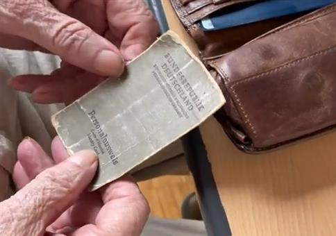 Opa zeigt seinen alten Personalausweis