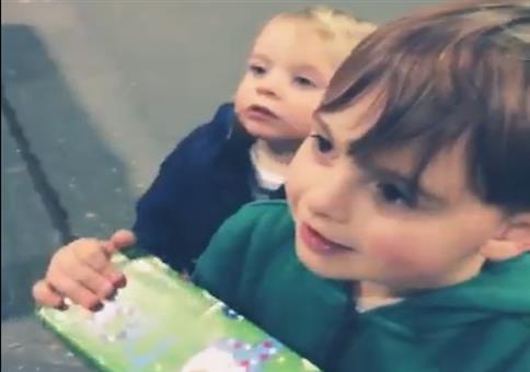 Die Kinder staunen über die moderne Weihnachtsdeko