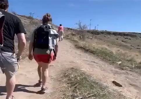 Prank: Da ist eine Schlange hinter dir!