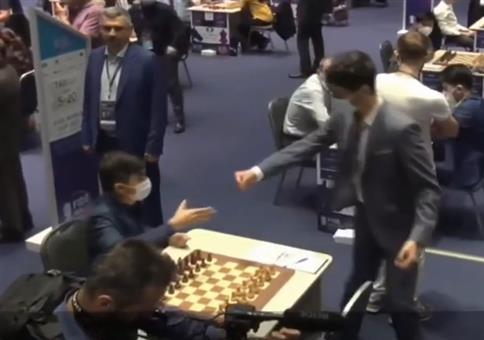 So sieht ein Handschlag unter Profi Schachspielern aus