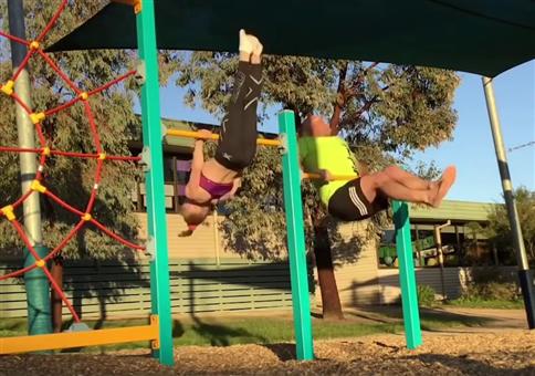 Papa macht seiner Tochter alles nach