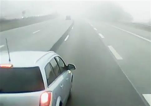 Schleicher auf der Mittelspur bremst LKW aus.