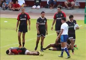 Rugbyspieler ahmt Fußballspieler nach