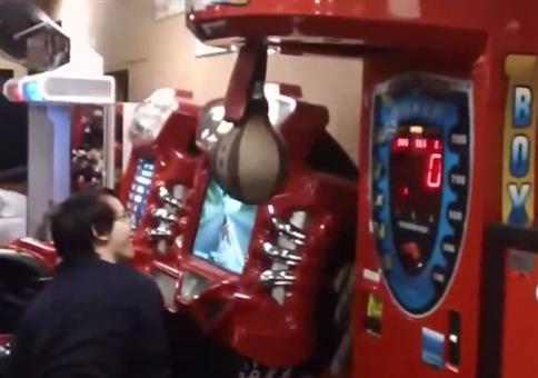 Asiatische Profis am Boxautomaten