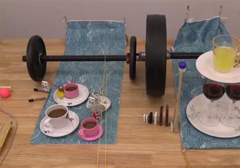 Rube Goldberg Maschine mit Hanteln