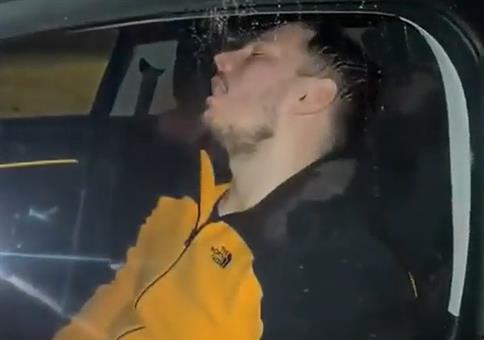 Am Steuer eingepennt