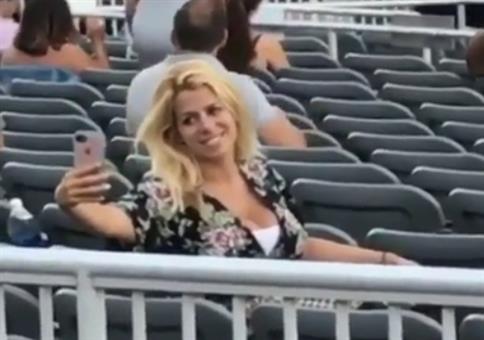 Blondine mit starkem Geltungsbedürfnis