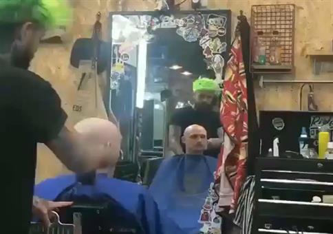 Reingeguckt! beim Friseur