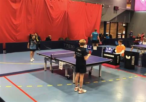 Jungs kämpfen hart im Tischtennismatch