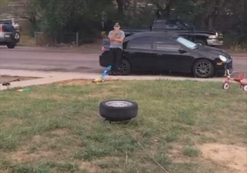 Drei Airbags und ein Autoreifen