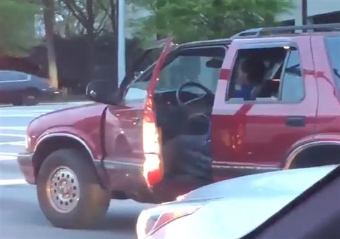 Kleine Pinkelpause an der Ampel