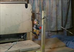 Roboter vollzieht Vierfach-Backflip