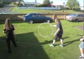 Vier Typen und ein Hula-Hoop Reifen