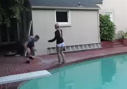 Die Freundin wie beim Wrestling in den Pool smashen