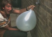 Wasserballon platzt in Zeitlupe