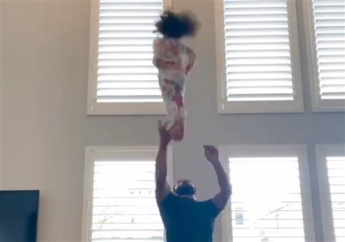 Papa und Tochter üben Cheerleading