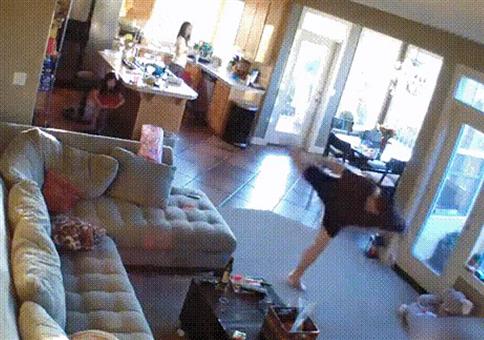 Wenn Papa zu Hause den Roundhouse Kick übt