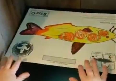 Aquarium mit gemalten Fischen