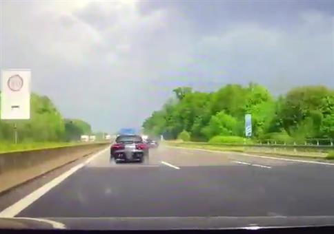 Etwas Aquaplaning mit dem Jaguar