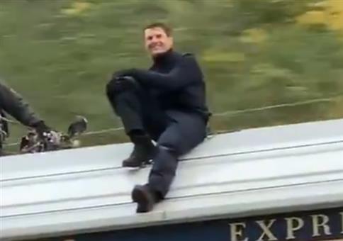 Tom Cruise sitzt auf einem fahrenden Zug in Norwegen