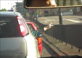 Stein, Schere, Papier im Stau spielen