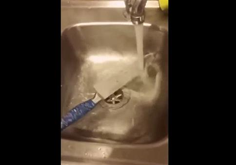 Das Messer in der Spüle dreht sich