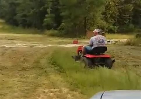 Den Papa beim Rasenmähen erschrecken