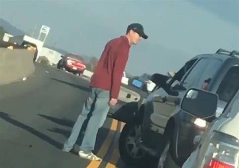 Kleine Pöbelei im Stau - Instant Karma