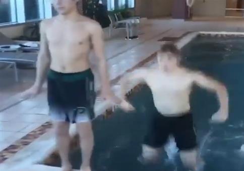 Die Avengers aus dem Schwimmbecken