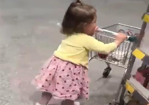 Kind beim Einkaufen - Ganz die Mutter