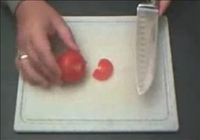 Messer mit einer Tasse schärfen