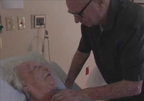 Heulgarantie: Mann singt für seine 93jährige Frau am Sterbebett