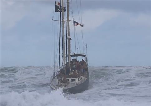 Wellenreiten mit dem Segelboot