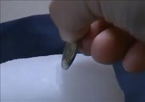 Was passiert mit einer Münze auf einem Trockeneisblock?