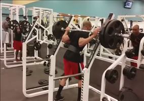 Gewichte stemmen im Fitnessstudio - Thug Life