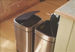 Er hat Spaß mit seinen Mülleimern