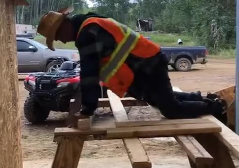 Er sägt auch den Ast ab, auf dem er sitzt