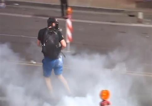 Merke: Bei einer Demo immer Tiefschutz tragen