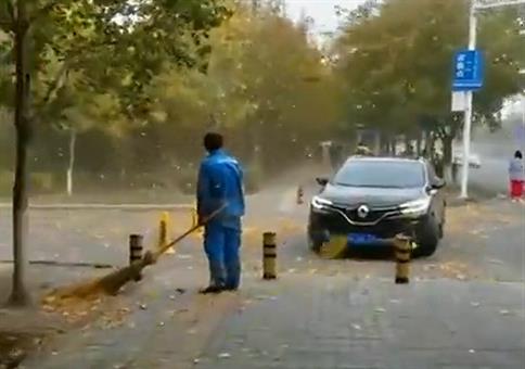 Kleine Sisyphusarbeit beim Laubfegen